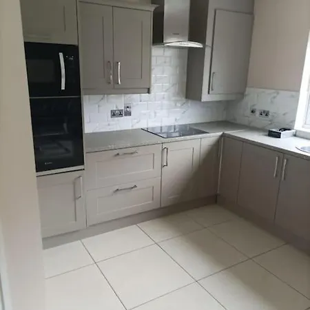 Iacomm 3 Bed 아파트
